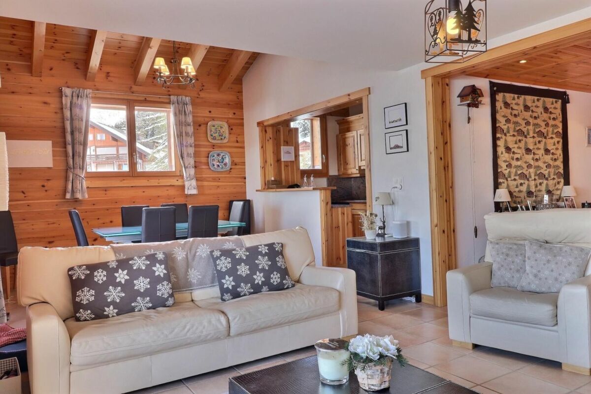 Gemütliches Chalet-Wohnzimmer mit Holzdecke