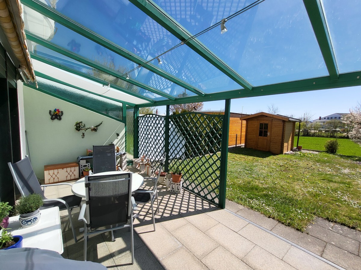 Überdachte Terrasse mit Gartenblick