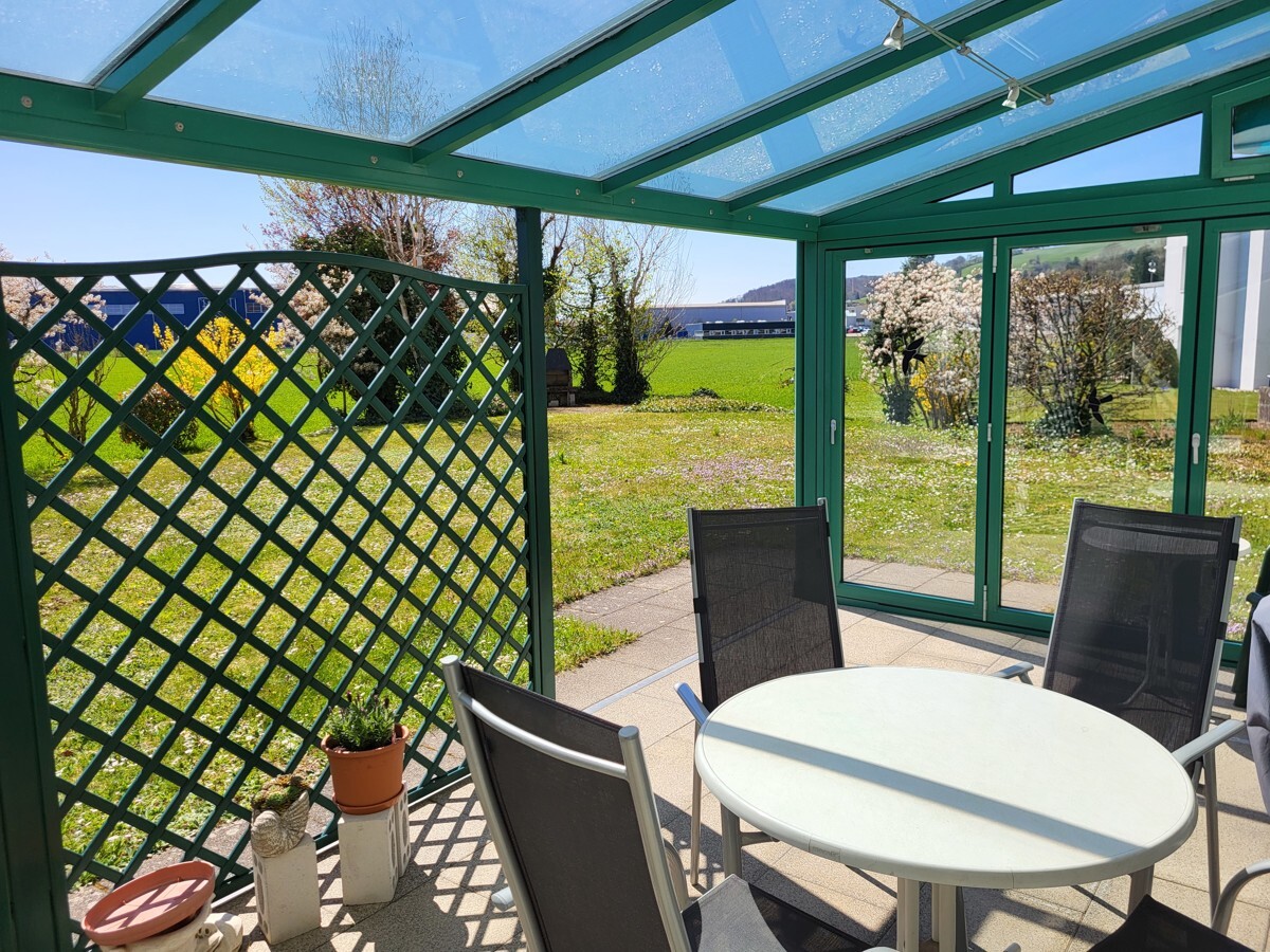 Verglaste Terrasse mit Gartenblick