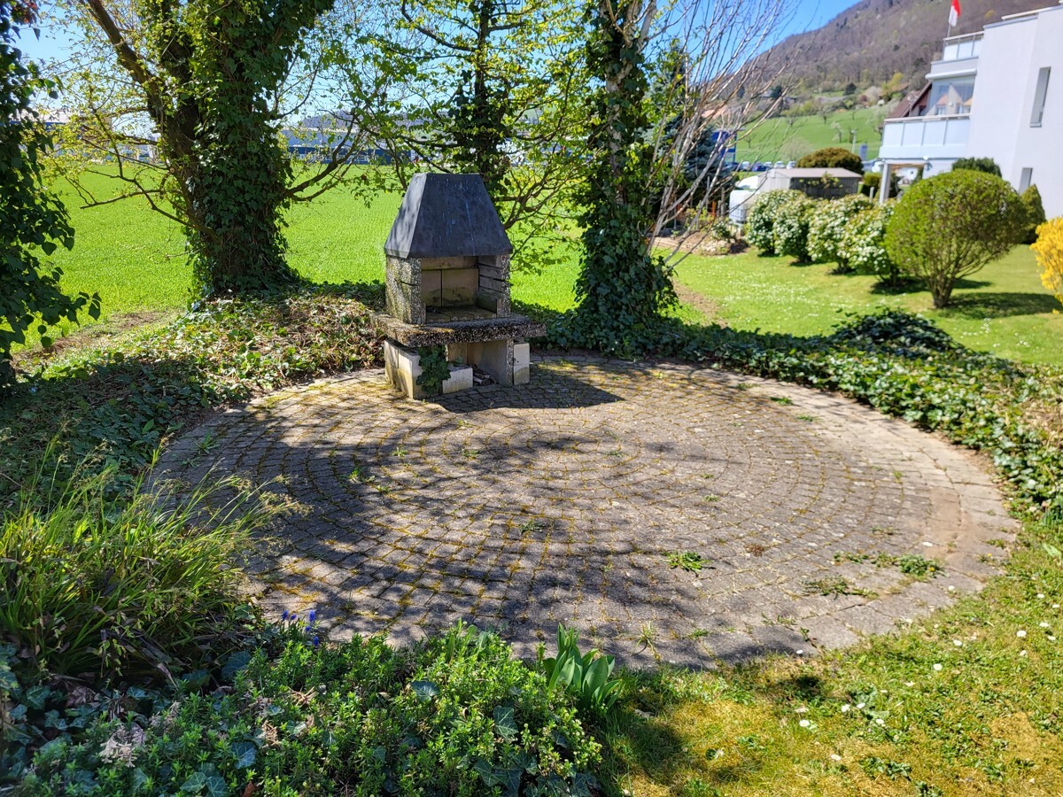 Garten mit gemauertem Grillplatz