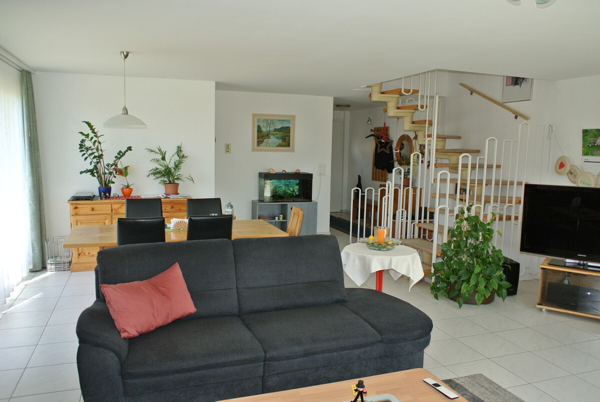 Offener Wohn- und Essbereich mit Treppe