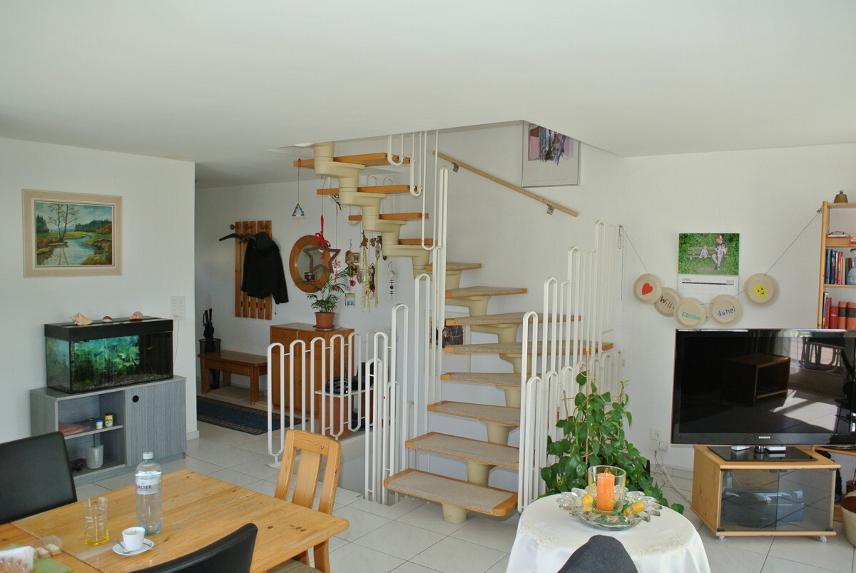 Wohnzimmer mit Treppe und Essbereich