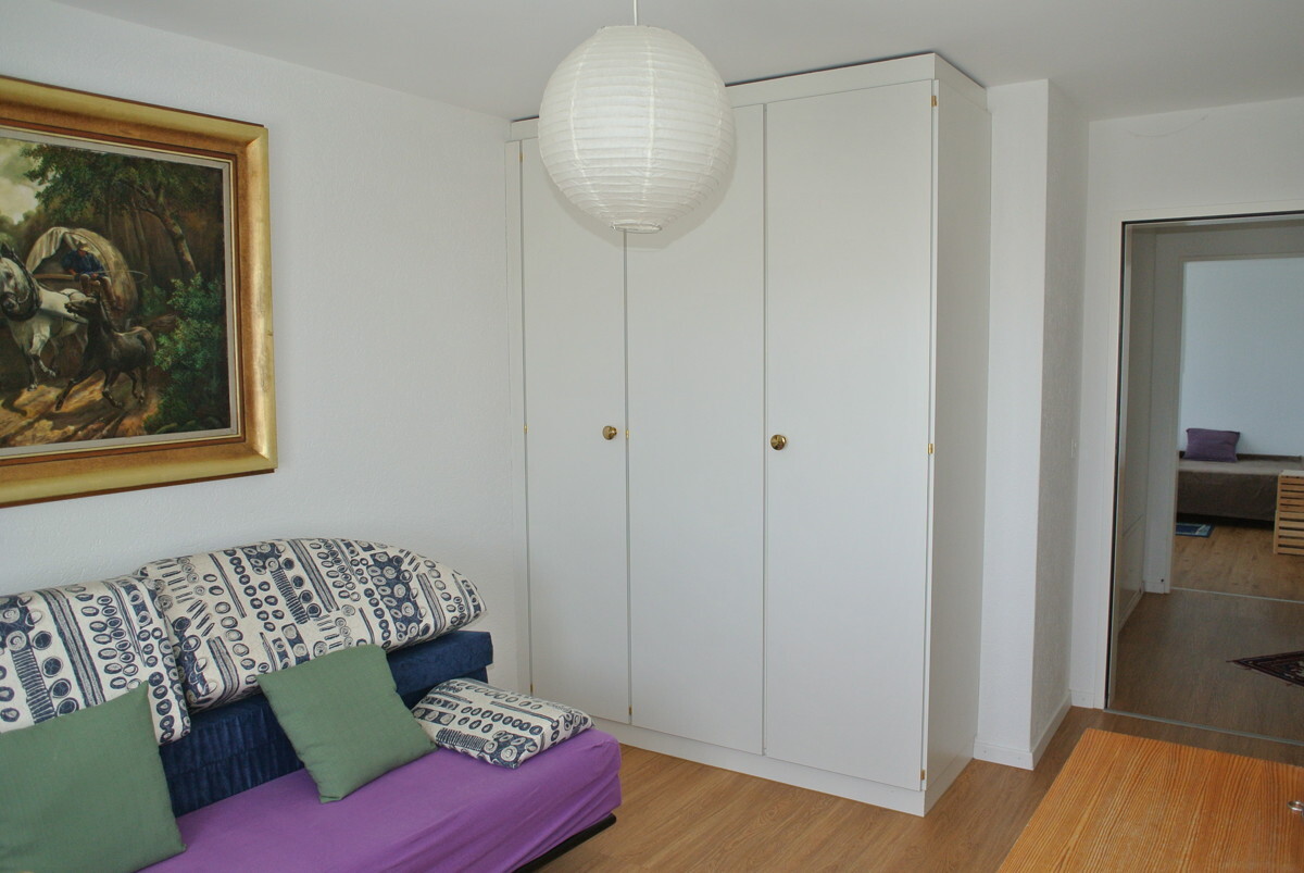 Gemütliches Schlafzimmer mit Einbauschrank