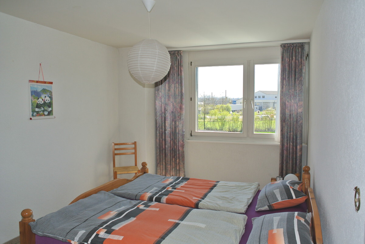 Schlafzimmer mit Doppelbett und Fenster