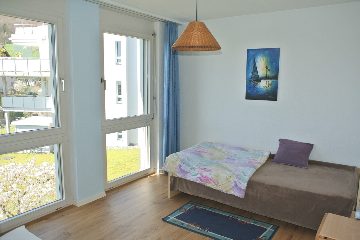 Helles Schlafzimmer mit großen Fenstern
