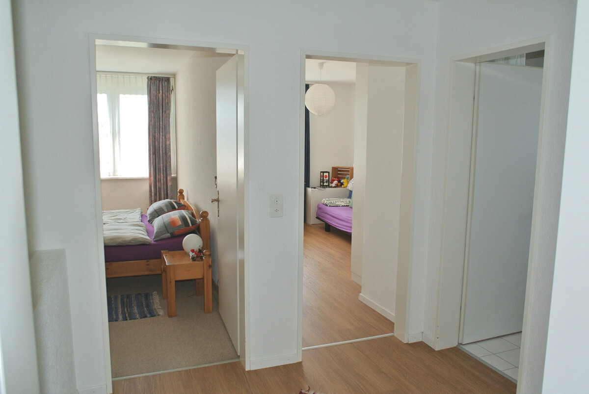 Heller Flur mit Blick in zwei Zimmer