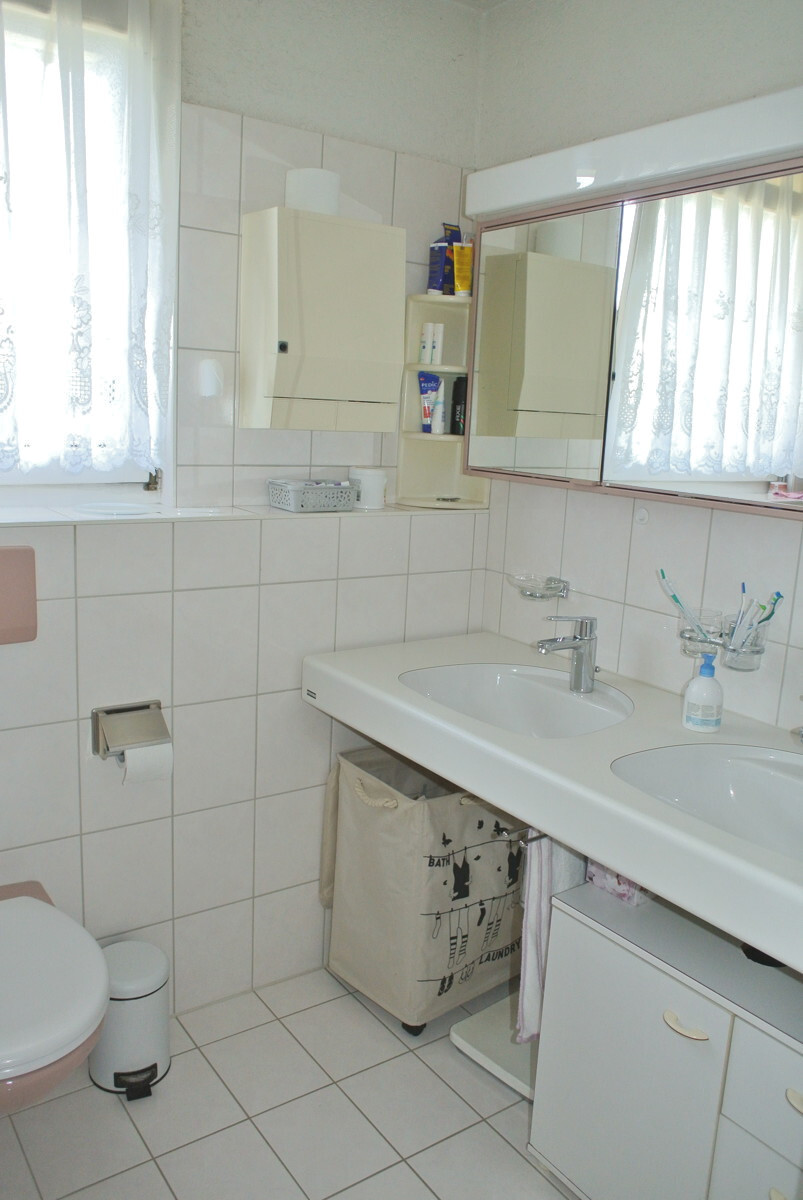 Kleines Badezimmer mit Doppelwaschbecken