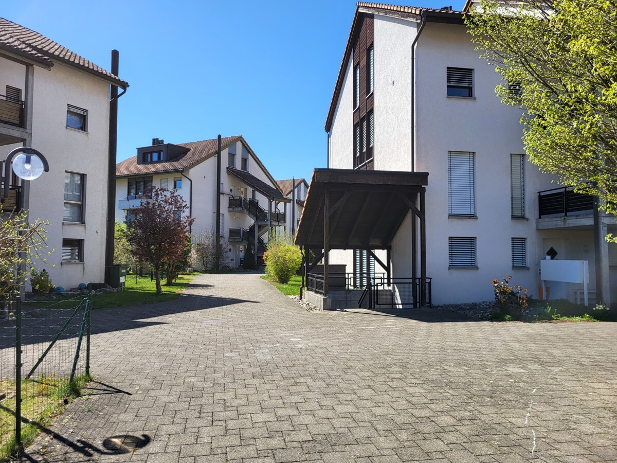 Wohnanlagen-Außenansicht mit Zufahrt