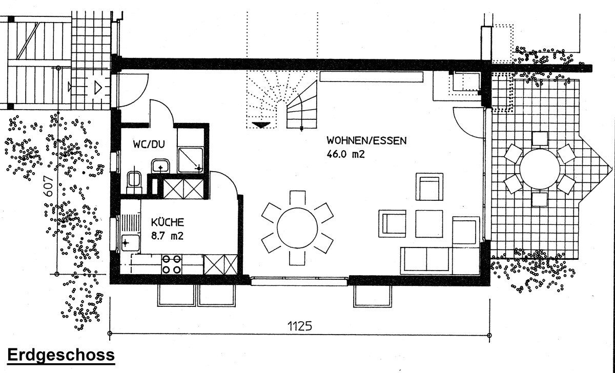 Erdgeschoss-Grundriss mit Wohn-Essbereich, Küche und WC/DU