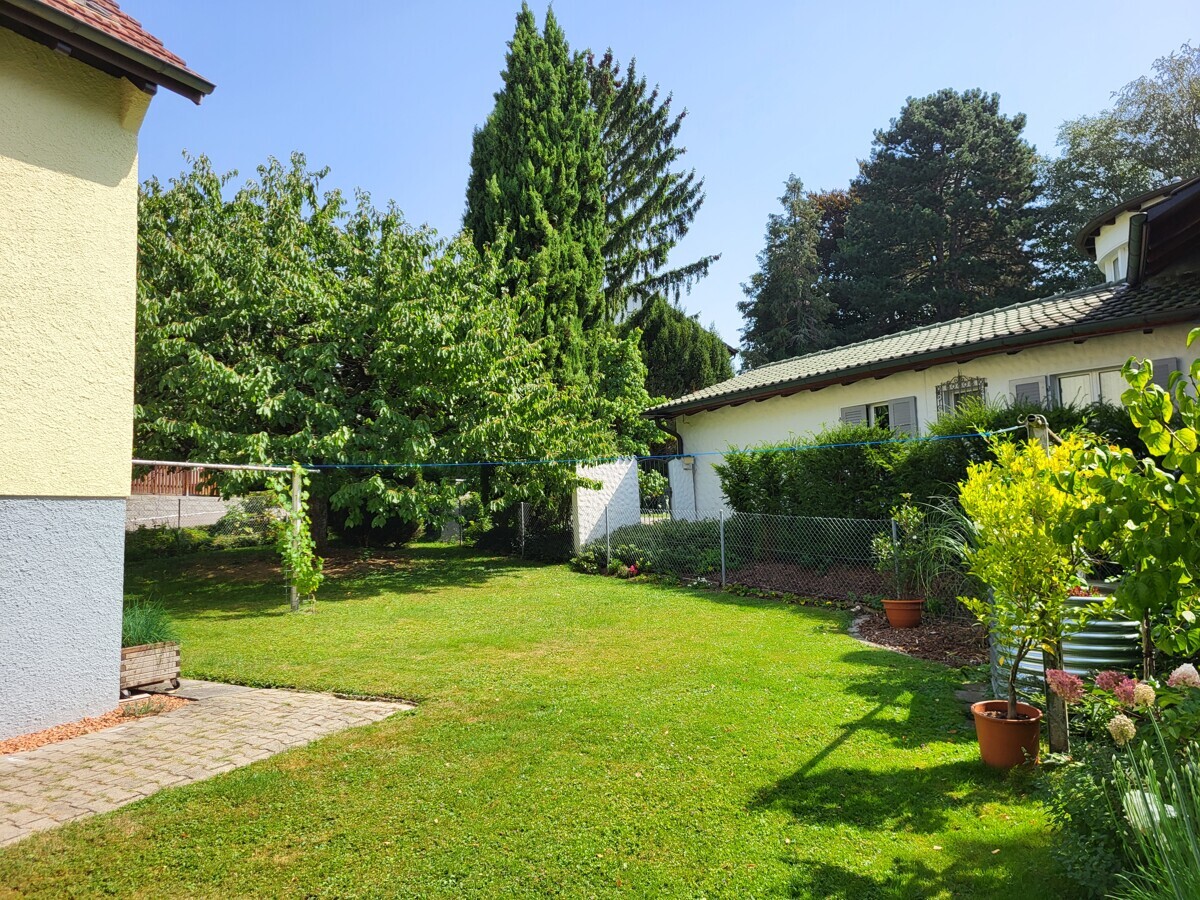 Gepflegter Garten mit Wohngebäuden