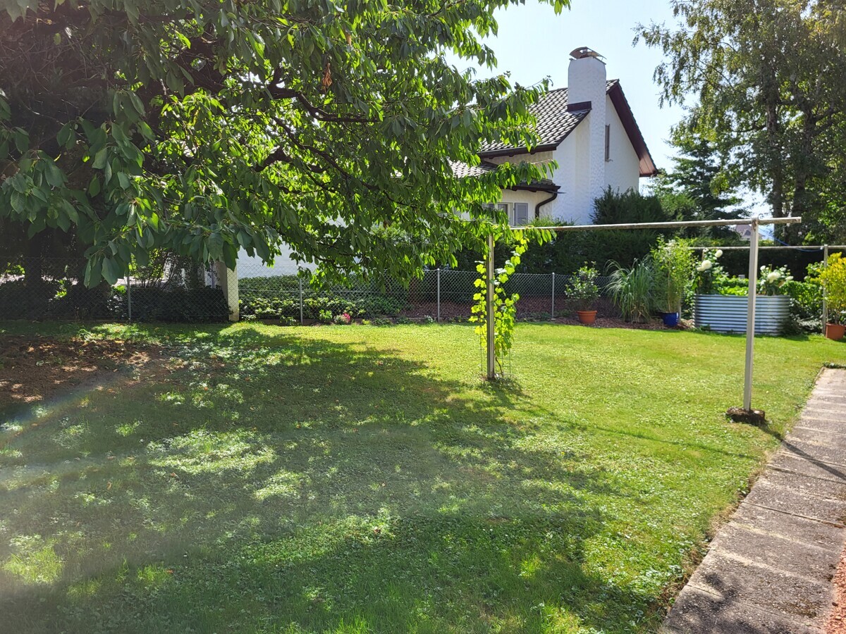 Garten mit Hausansicht