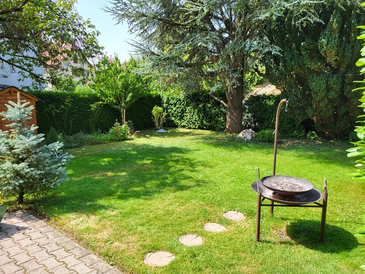 Grüner Garten mit Feuerstelle