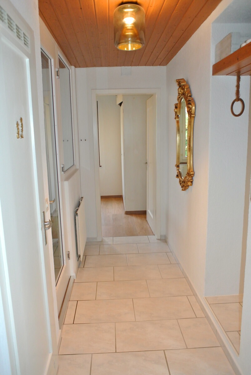 Heller Flur mit Holzdecke