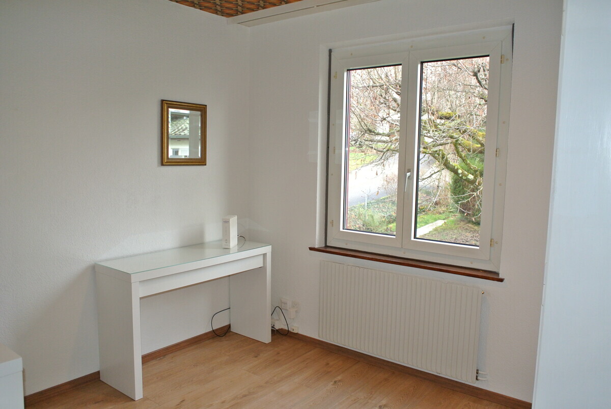 Helles Zimmer mit Fenster und Tisch
