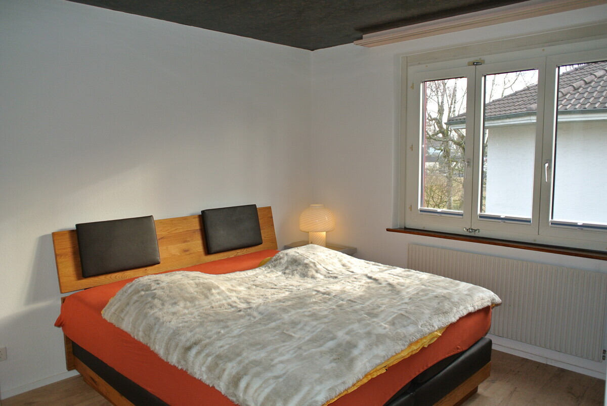Schlafzimmer mit Doppelbett und Fenster