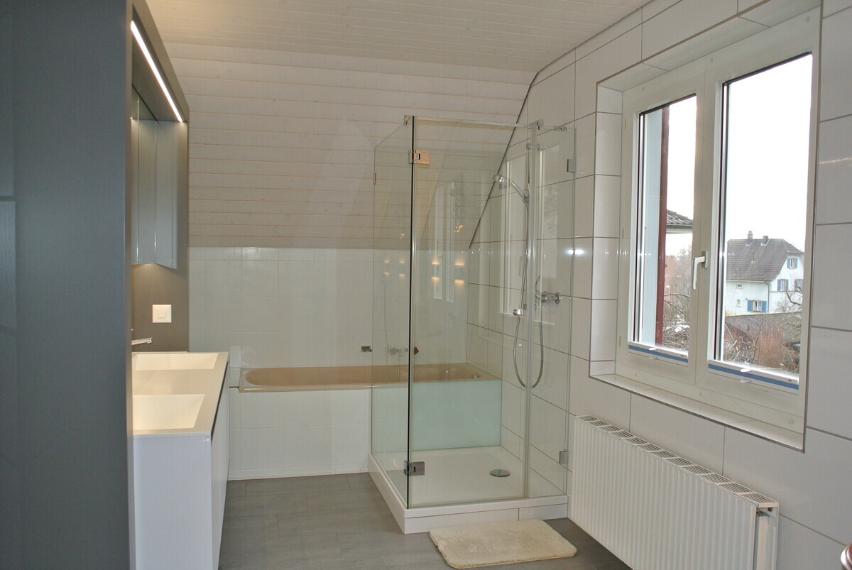 Modernes Badezimmer mit Badewanne und Dusche