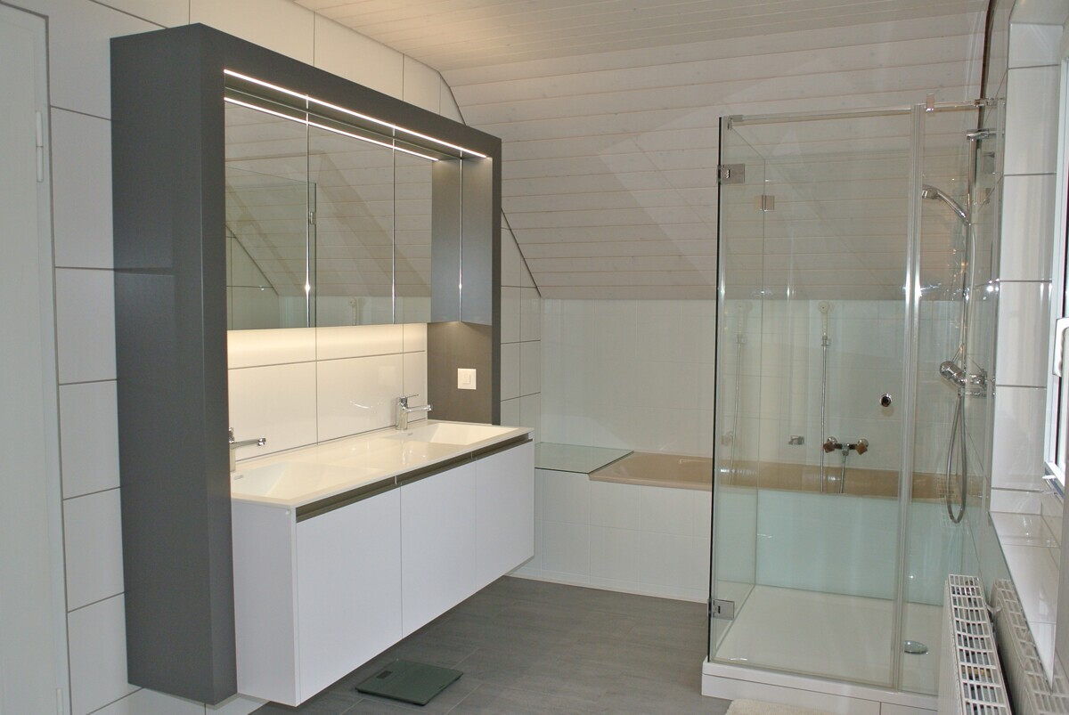 Modernes Badezimmer mit Dachschräge und Glasdusche