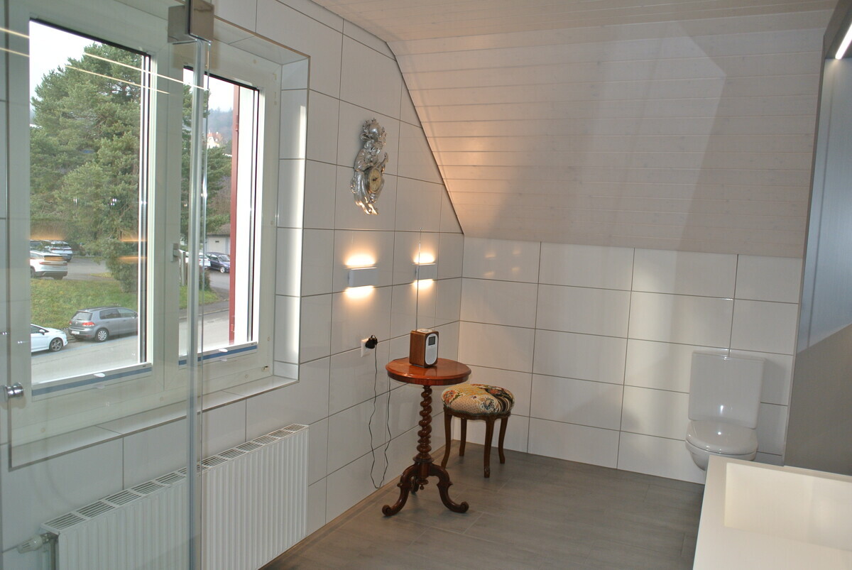 Helles Dachgeschoss-Bad mit Fenster und WC