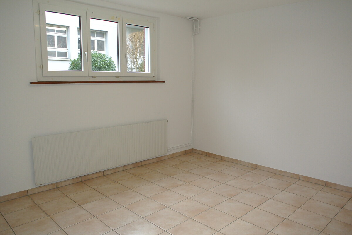 Leerer Raum mit Fliesenboden und Fenster