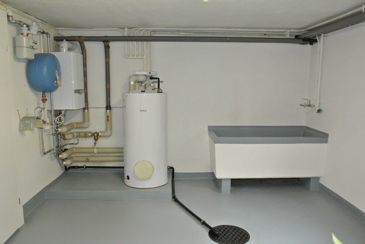 Hauswirtschafts- bzw. Technikraum mit Heizungsanlage