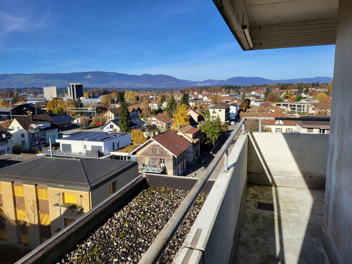 Balkon mit Stadt- und Bergblick