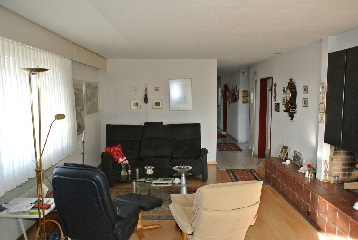 Wohnzimmer mit Kamin und Sitzgruppe