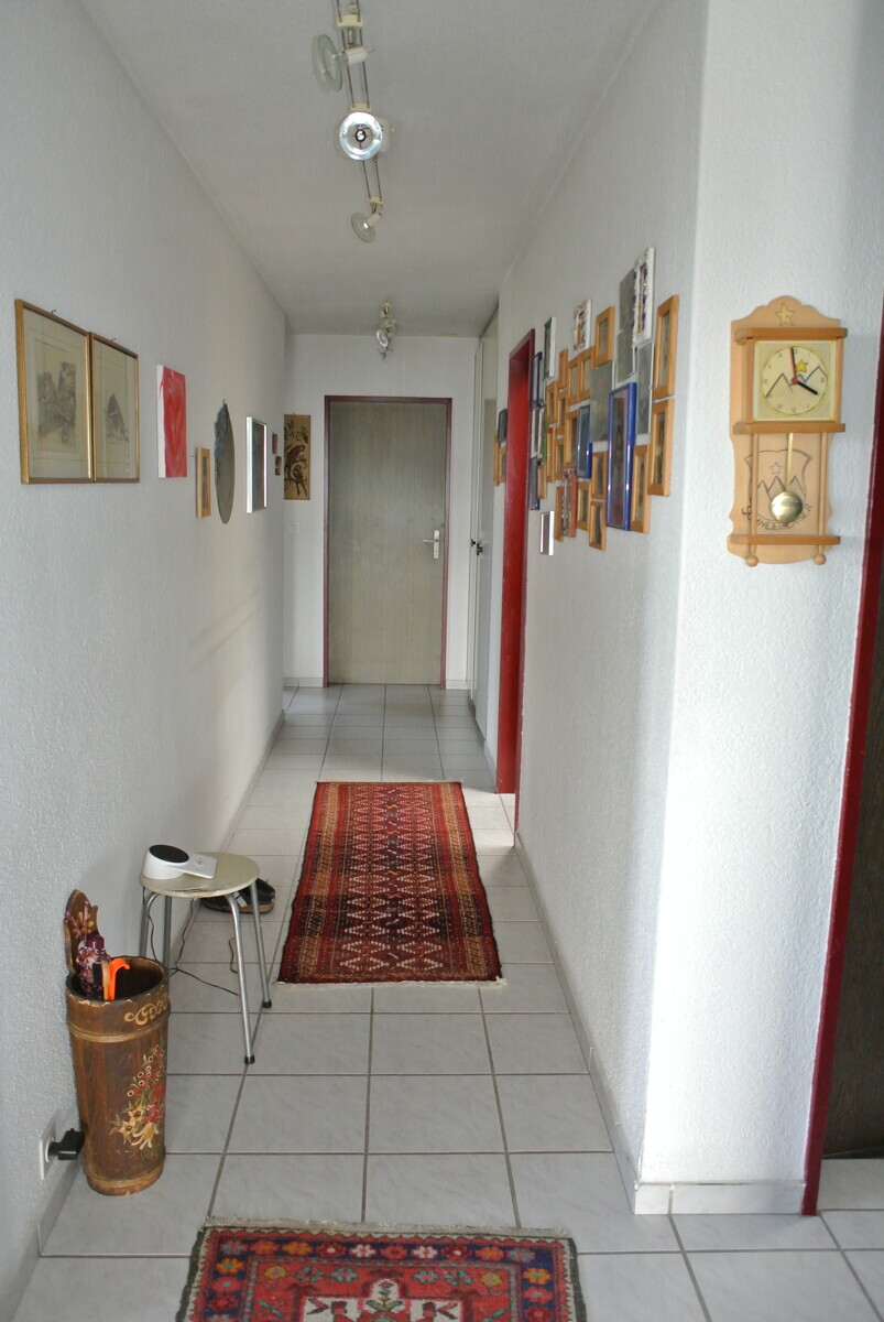 Schmaler Flur mit Wanddekorationen