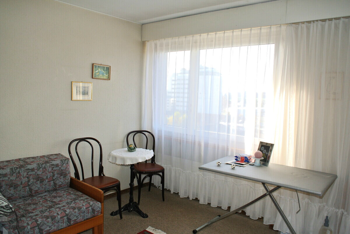 Wohnraum mit großem Fenster und Pflege-/Bügelbereich