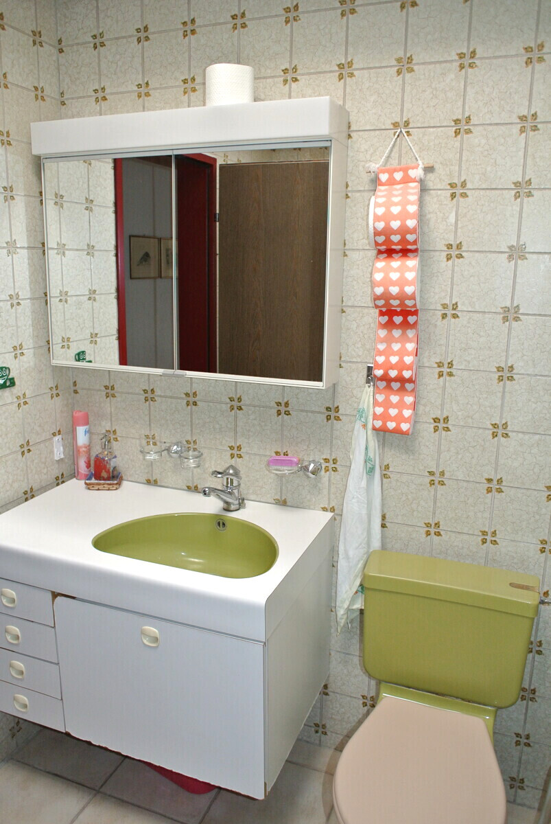 Badezimmer mit Waschplatz und WC
