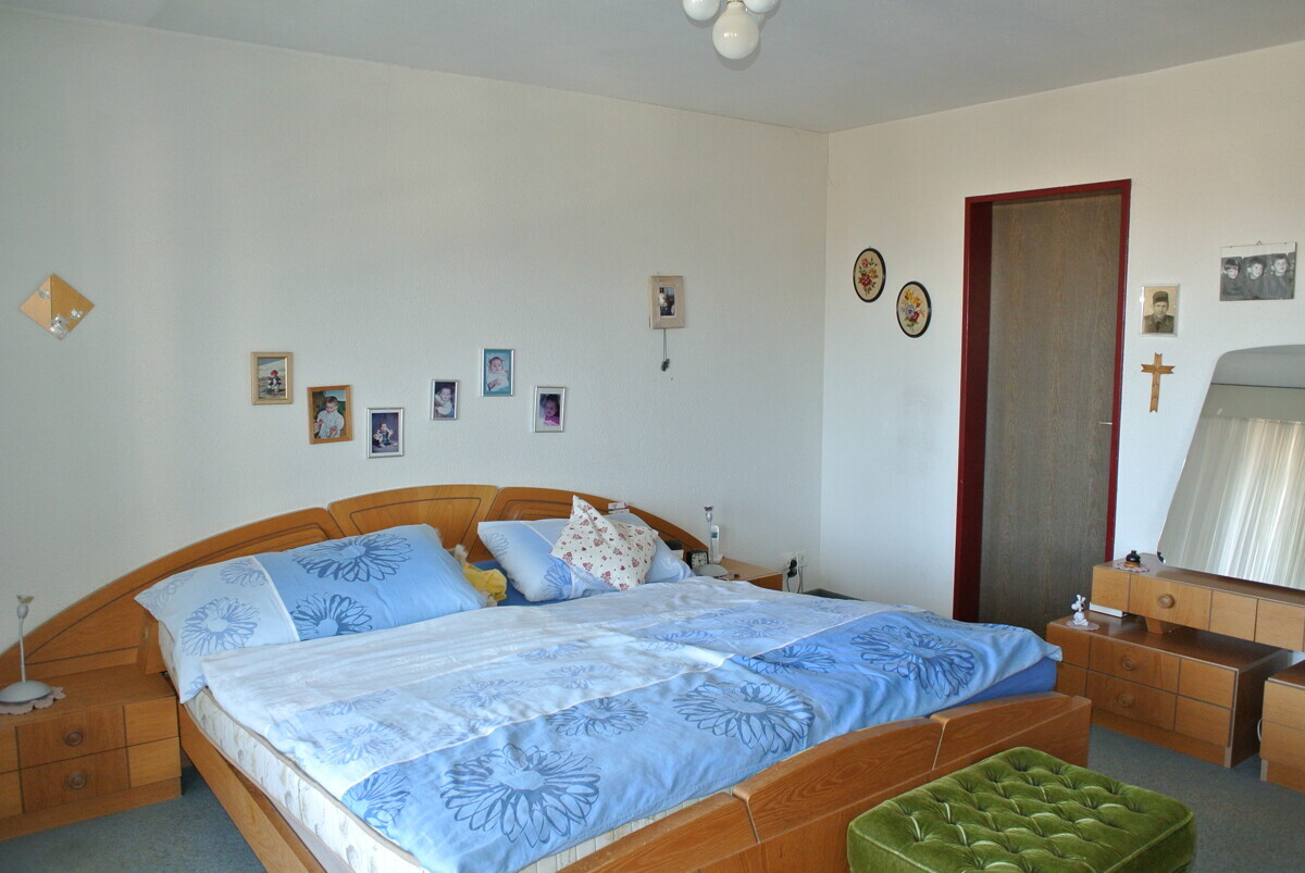 Schlafzimmer mit Doppelbett und Holzmöbeln