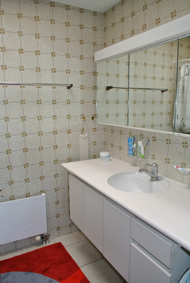 Badezimmer mit Waschplatz und Spiegel