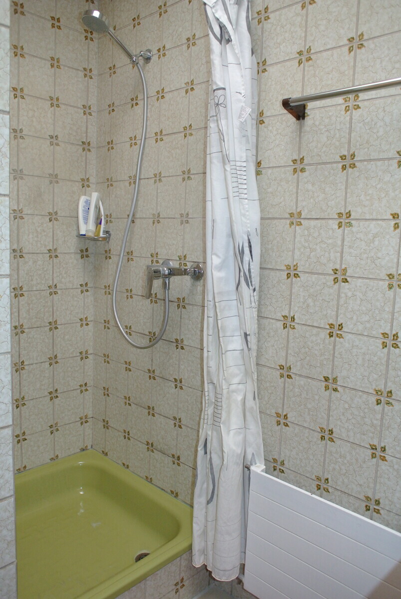 Badezimmer mit Dusche und Wanne
