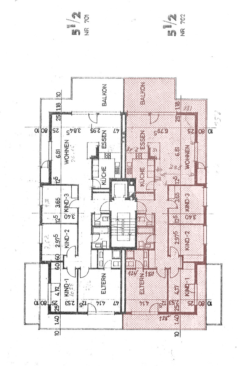 Grundriss einer Wohnung mit markierten Räumen und Balkonen