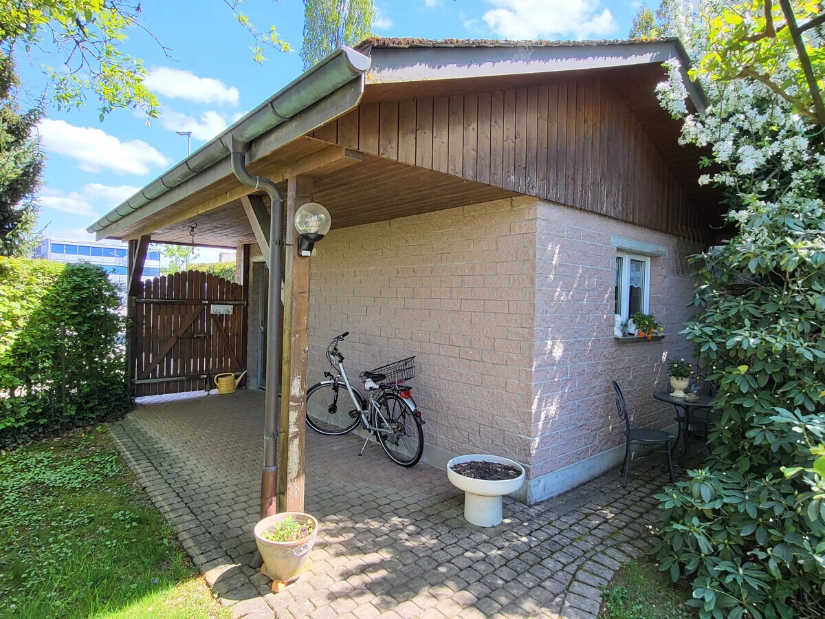 Hausansicht mit überdachter Zufahrt