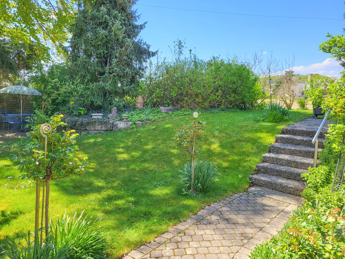 Großer gepflegter Garten mit Terrasse und Treppe