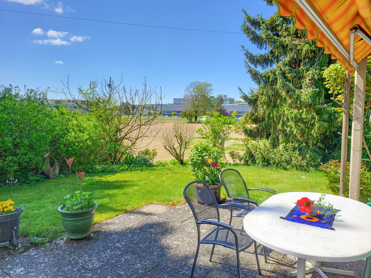 Terrasse mit Gartenblick