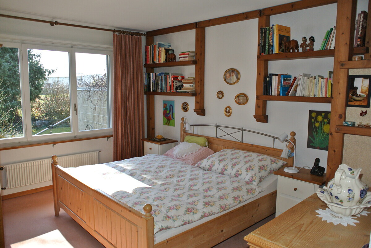 Gemütliches Schlafzimmer mit Holzdetails