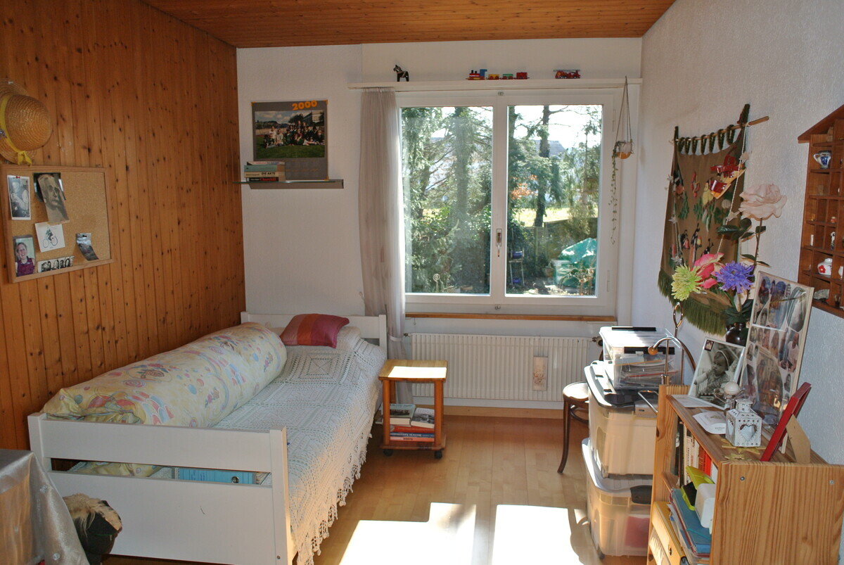 Gemütliches Schlafzimmer mit Holzvertäfelung