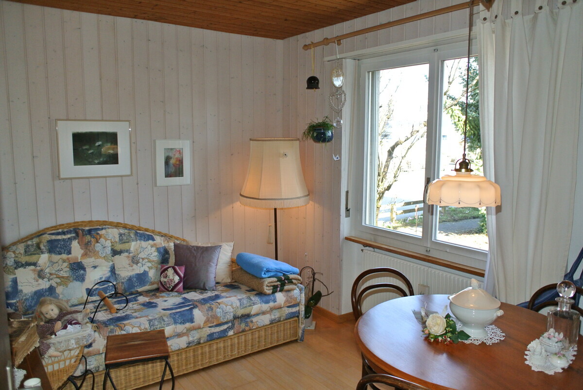 Gemütliches Wohn- und Esszimmer mit großem Fenster
