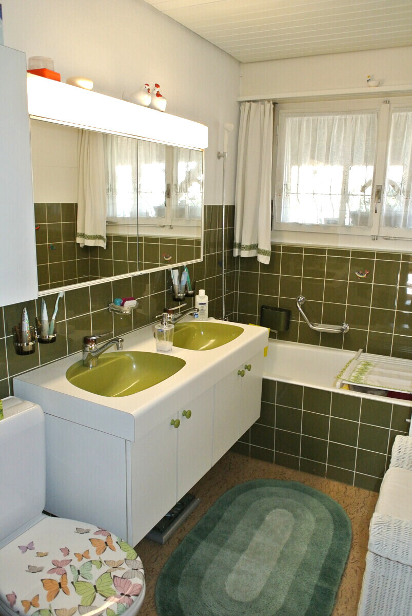 Badezimmer mit Doppelwaschtisch und Wanne
