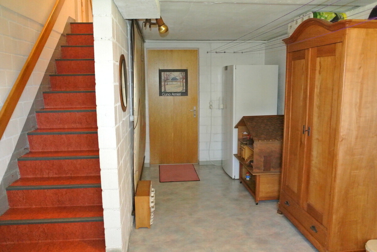Kellerraum mit Treppe und Stauraum