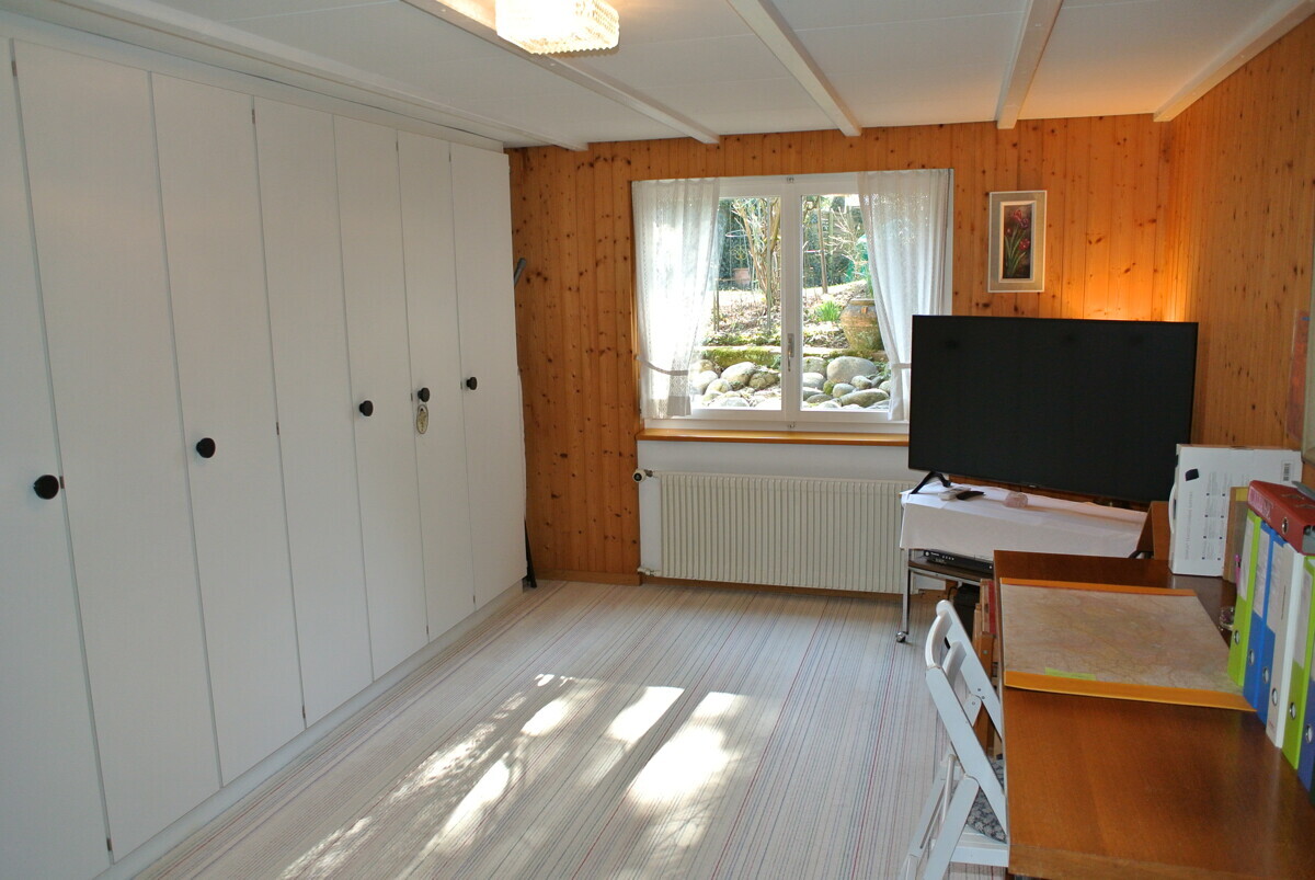 Helles Zimmer mit Einbauschränken und Gartenblick