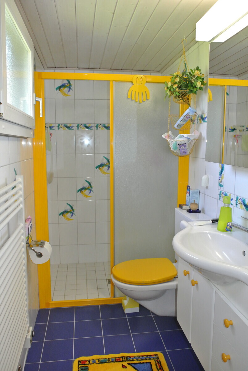 Kleines Badezimmer mit gelben Akzenten