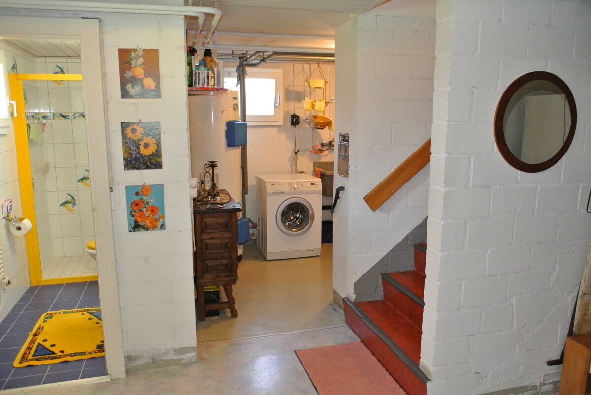Kellerflur mit Treppe und Hauswirtschaftsbereich