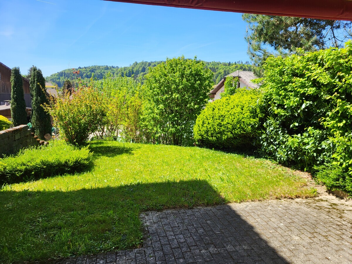 Garten mit Terrassenbereich und Bergblick