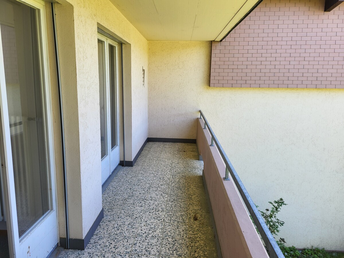 Balkon mit gefliesten Boden und Geländer
