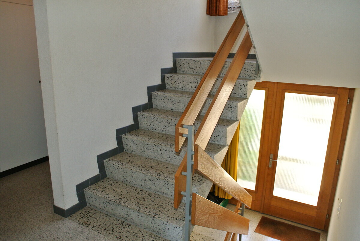 Treppenhaus mit Eingangstür