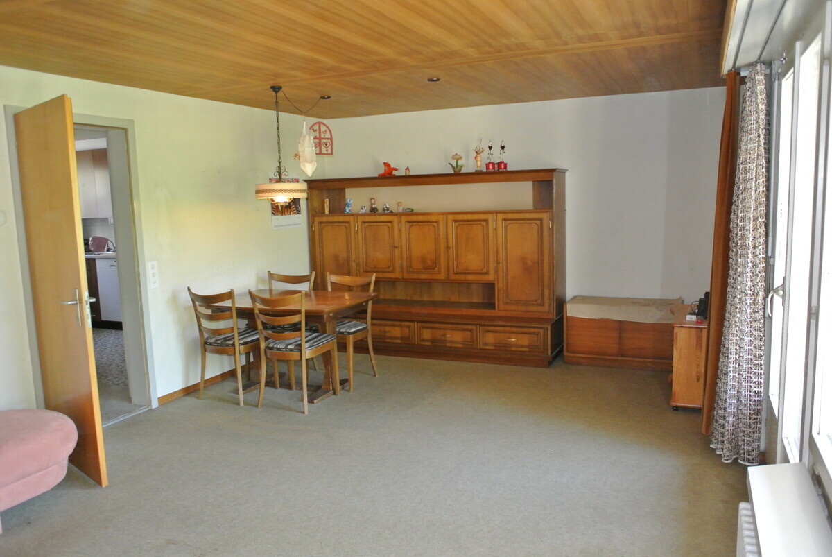 Wohnzimmer mit Holzdecke und klassischer Möbelwand