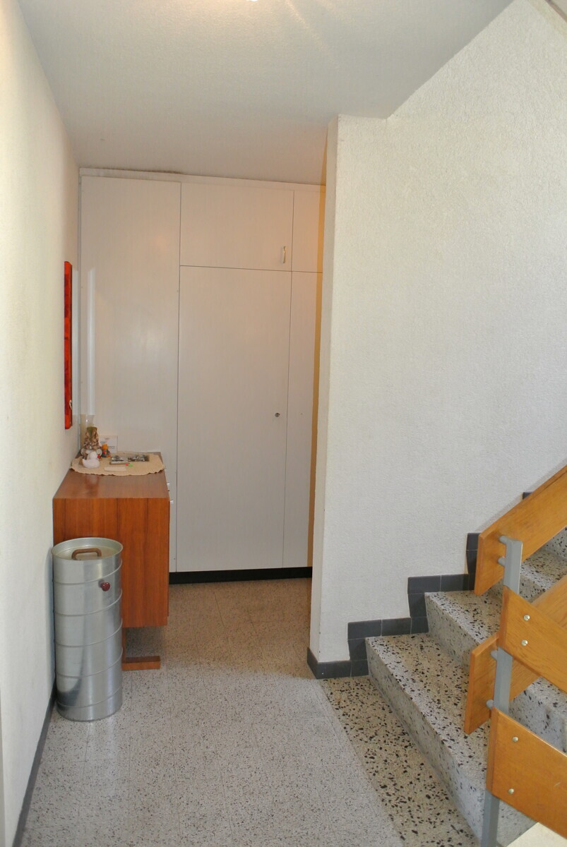 Treppenhaus-Flur mit Einbauschrank