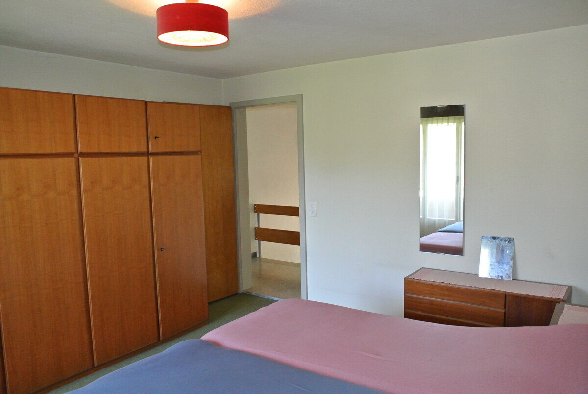 Schlafzimmer mit Holzschrankwand